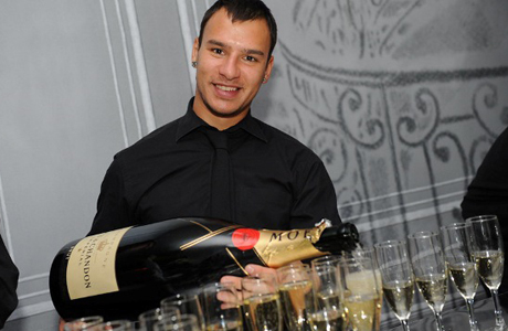 Приглашенным подавали элитное шампанское Moët & Chandon